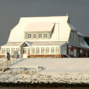 schneebedecktes Restaurant am Langeooger Hafen