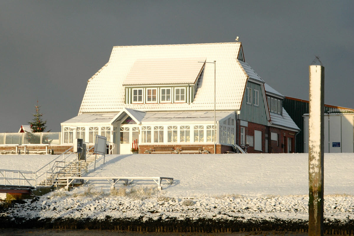 schneebedecktes Restaurant am Langeooger Hafen